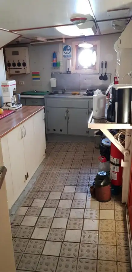 Ọkọ̀ tí wọn fi maa ń gbé ohun èlò tí ó ní ìdáná fún tà