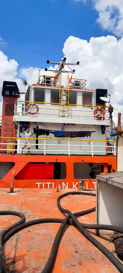 Ọkọ̀ tí ó mú epo / kemikali fún tà