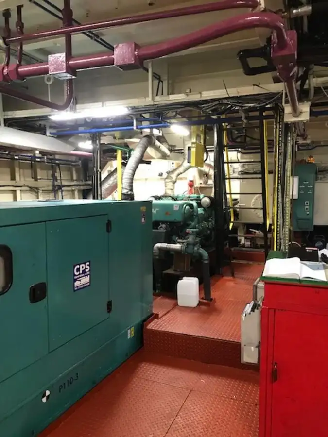Ọkọ̀ ojú omi tí ó mú ìdọ̀tí fún tà