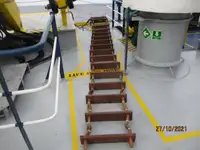 Ọkọ̀ tí wọn fi maa ń gbé ohun èlò tí ó ní ìdáná fún tà