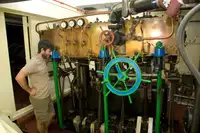 Ọkọ̀ ọpọlọpọ̀ ènìyàn fún tà