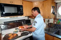 Ọkọ̀ ojú omi tí ó mú ìdọ̀tí fún tà