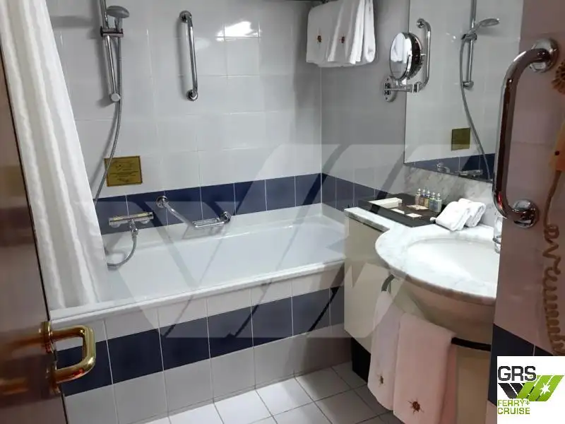 Ọkọ̀ ojú omi ìrìn-àjò fún tà