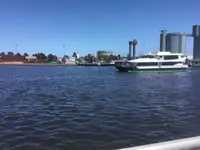 Ọkọ̀ ọpọlọpọ̀ ènìyàn fún tà