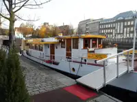 Ọkọ̀ ojú omi ìrìn-àjò fún tà
