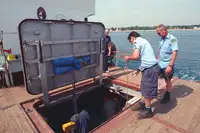 Ọkọ̀ ojú omi tí ó mú ìdọ̀tí fún tà