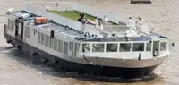 Ọkọ̀ ojú omi ìrìn-àjò tí ó mú àwọn ọkọ̀ fún tà