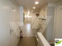 Ọkọ̀ ojú omi ìrìn-àjò tí ó mú àwọn ọkọ̀ fún tà