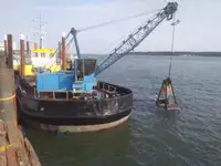 Ọkọ̀ ojú omi tí ó mú ìdọ̀tí fún tà