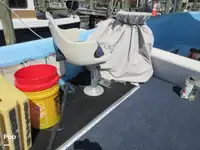 Ọkọ̀ ojú omi ìrìn-àjò tí ó mú àwọn ọkọ̀ fún tà