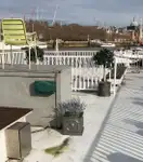 Ọkọ̀ ojú omi ìrìn-àjò tí ó mú àwọn ọkọ̀ fún tà