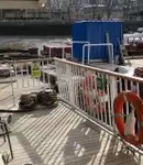 Ọkọ̀ ojú omi ìrìn-àjò tí ó mú àwọn ọkọ̀ fún tà