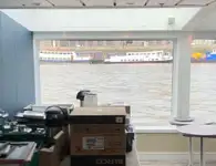 Ọkọ̀ ojú omi ìrìn-àjò tí ó mú àwọn ọkọ̀ fún tà