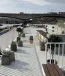 Ọkọ̀ ojú omi ìrìn-àjò tí ó mú àwọn ọkọ̀ fún tà