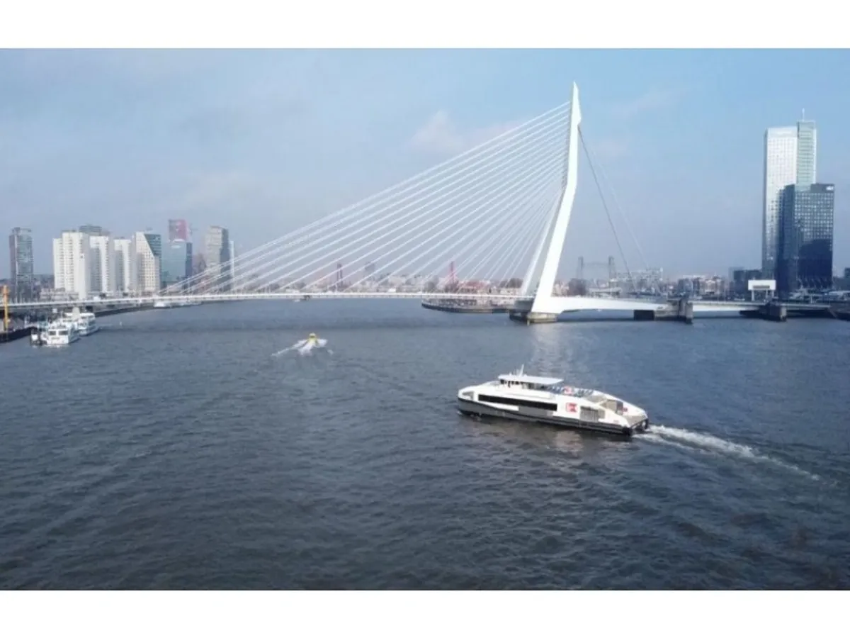 Ọkọ̀ ọpọlọpọ̀ ènìyàn fún tà