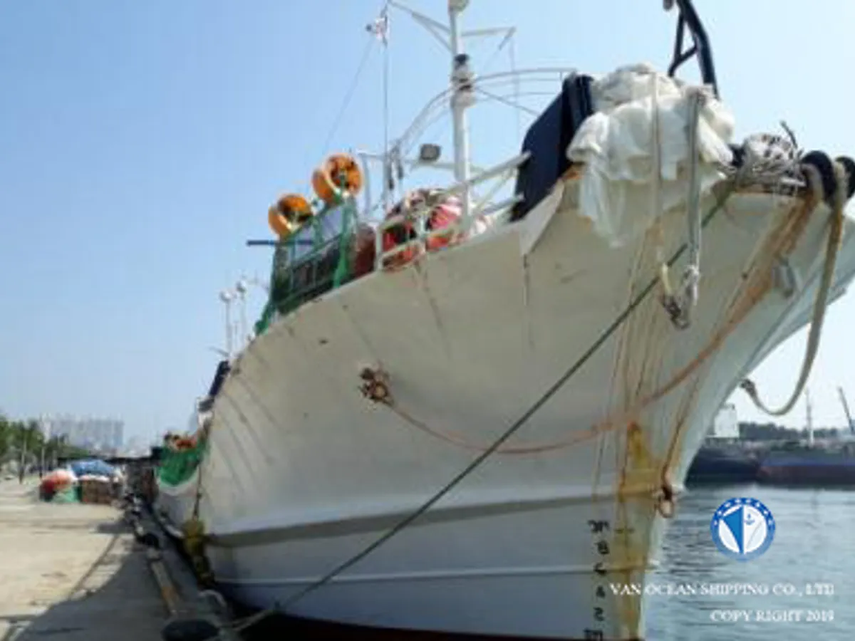 Ọkọ̀ tí ó mú ẹja squid fún tà
