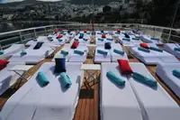 Ọkọ̀ ojú omi ìrìn-àjò tí ó mú àwọn ọkọ̀ fún tà