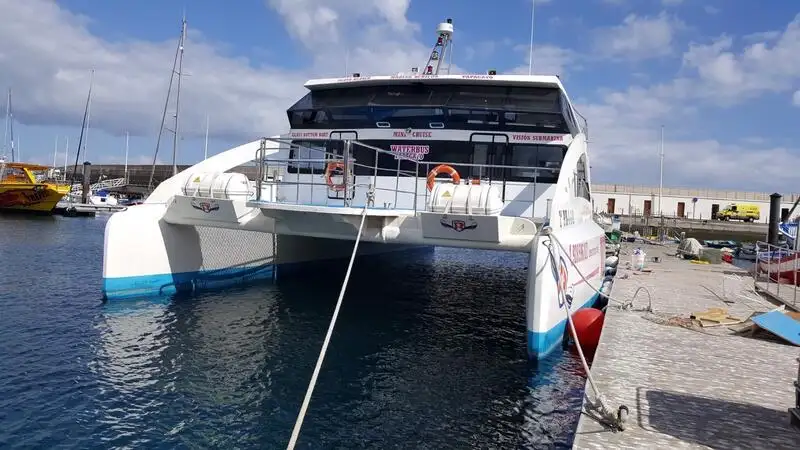 Ọkọ̀ ọpọlọpọ̀ ènìyàn fún tà