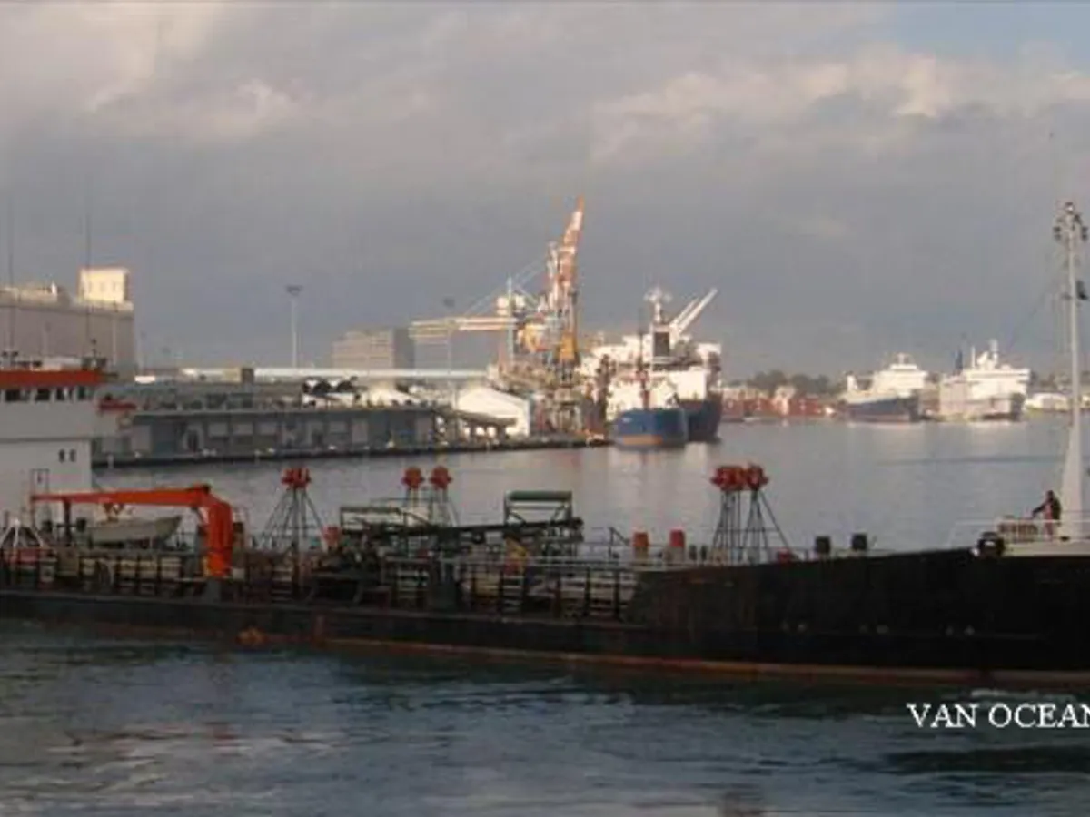Ọkọ̀ tí ó mú epo / kemikali fún tà