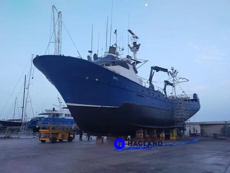 Ọkọ̀ tí ó mú ẹja tuna fún tà