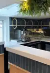 Ọkọ̀ ojú omi ìrìn-àjò tí ó mú àwọn ọkọ̀ fún tà