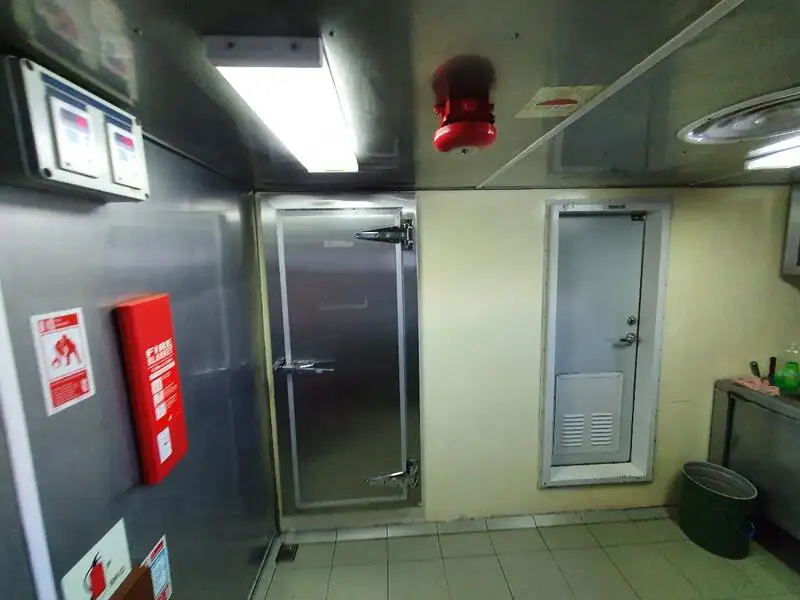 Ọkọ̀ tí wọn fi maa ń gbé ohun èlò tí ó ní ìdáná fún tà