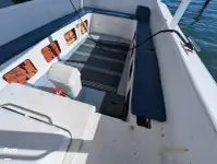 Ọkọ̀ ojú omi ìrìn-àjò tí ó mú àwọn ọkọ̀ fún tà
