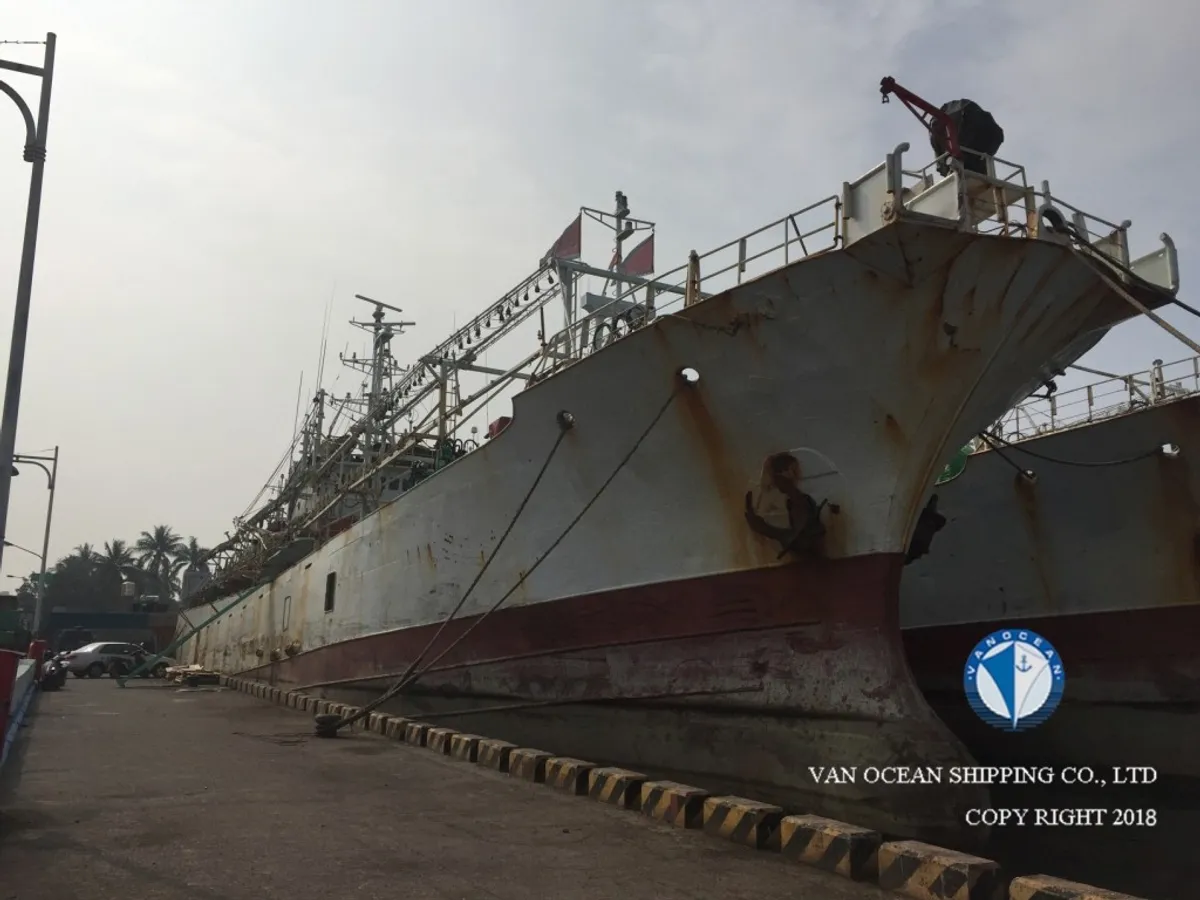 Ọkọ̀ tí ó mú ẹja squid fún tà