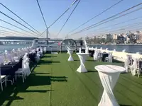 Ọkọ̀ ọpọlọpọ̀ ènìyàn fún tà