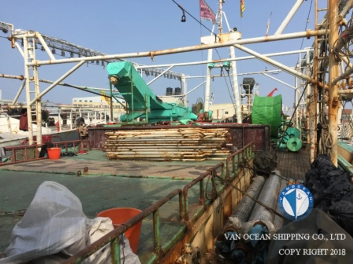 Ọkọ̀ tí ó mú ẹja squid fún tà