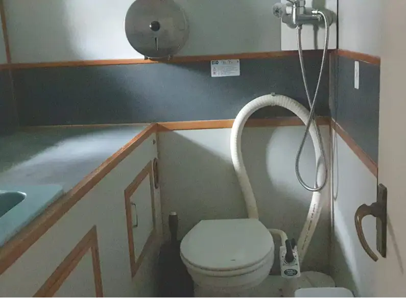 Ọkọ̀ ojú omi ìrìn-àjò fún tà