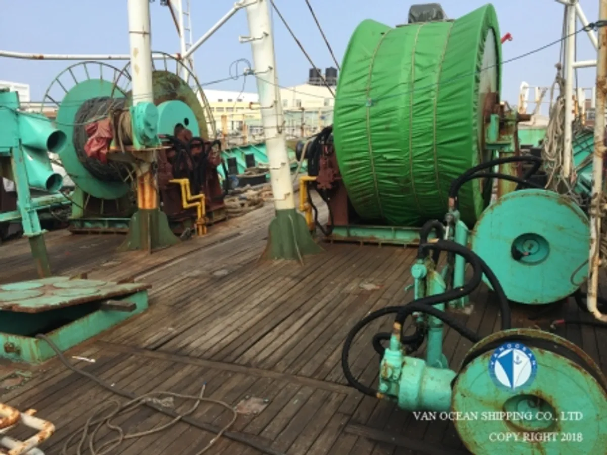 Ọkọ̀ tí ó mú ẹja squid fún tà