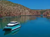Ọkọ̀ ọpọlọpọ̀ ènìyàn fún tà