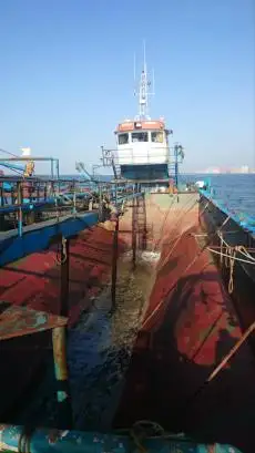 Ọkọ̀ ojú omi tí ó mú ìdọ̀tí fún tà