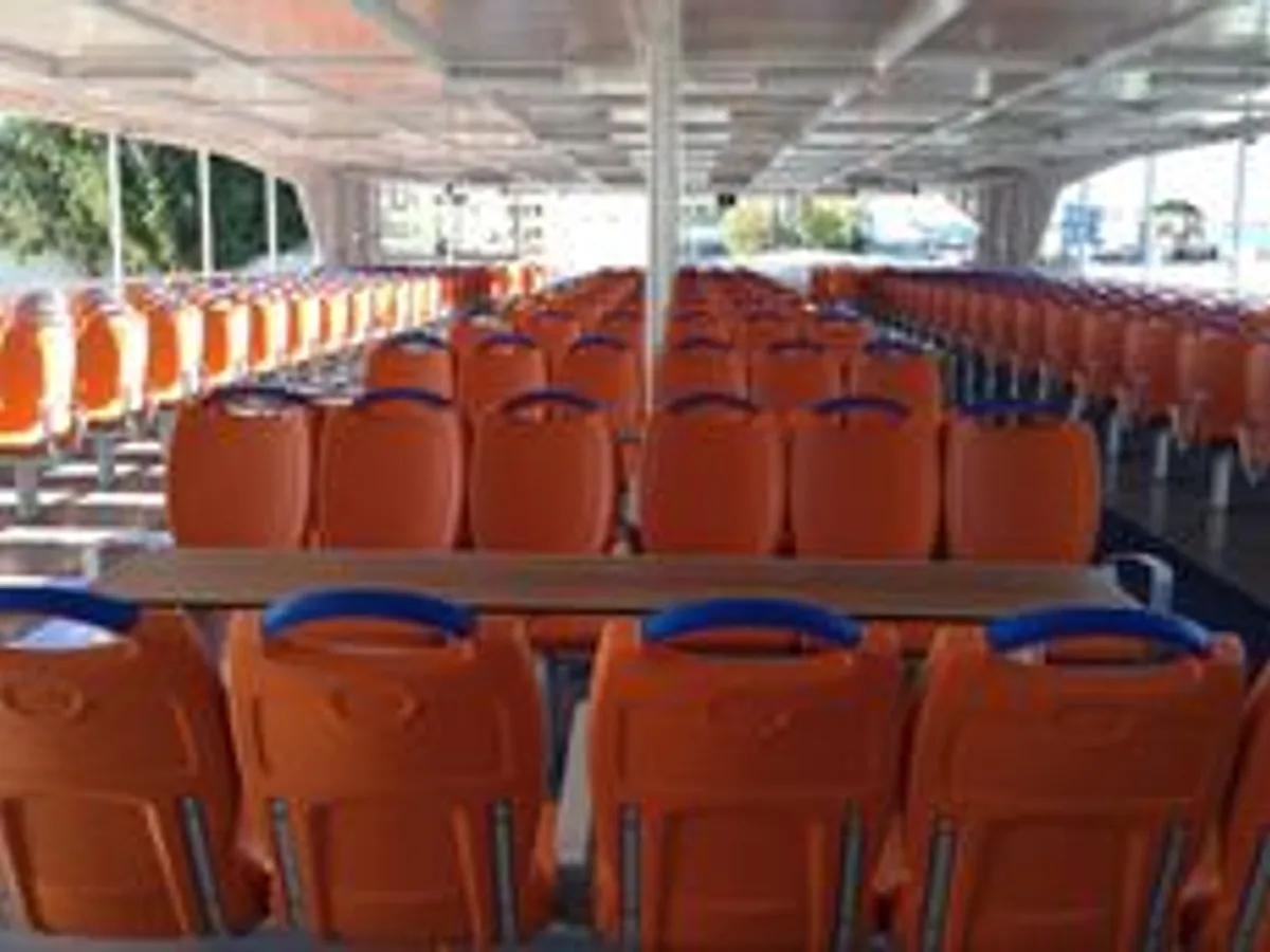 Ọkọ̀ ọpọlọpọ̀ ènìyàn fún tà