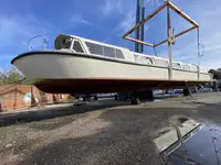 Ọkọ̀ ọpọlọpọ̀ ènìyàn fún tà