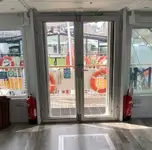 Ọkọ̀ ojú omi ìrìn-àjò tí ó mú àwọn ọkọ̀ fún tà