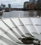 Ọkọ̀ ojú omi ìrìn-àjò tí ó mú àwọn ọkọ̀ fún tà