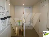 Ọkọ̀ ojú omi ìrìn-àjò tí ó mú àwọn ọkọ̀ fún tà