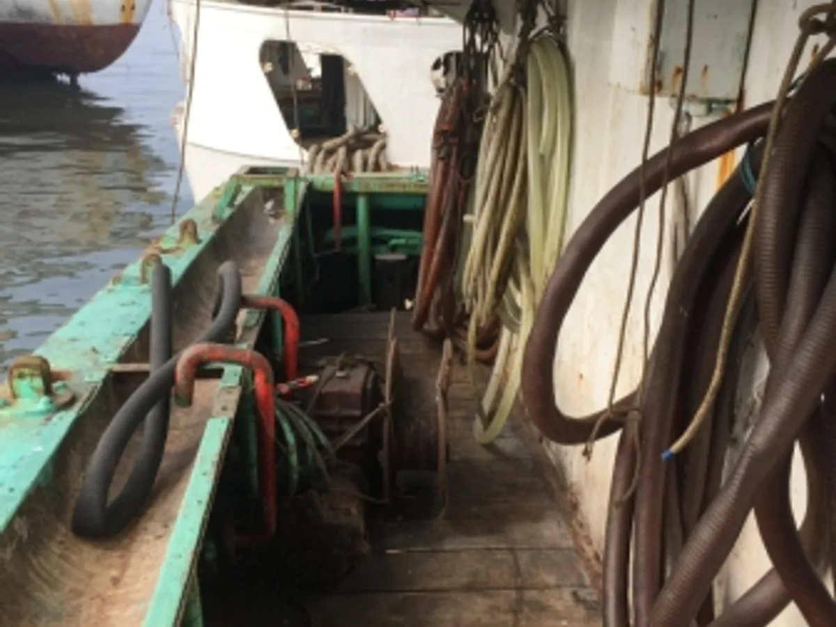 Ọkọ̀ tí ó mú ẹja squid fún tà