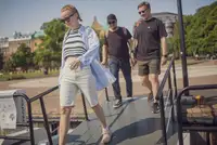 Ọkọ̀ ojú omi tí ó mú àwọn ìkọ́kọ̀ fún tà