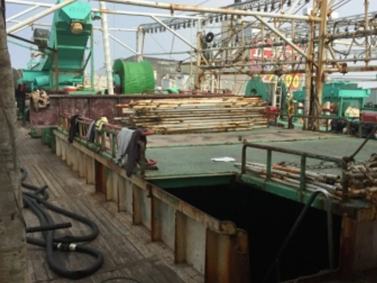 Ọkọ̀ tí ó mú ẹja squid fún tà
