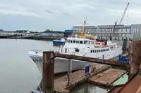 Ọkọ̀ ojú omi ìrìn-àjò fún tà