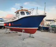 Ọkọ̀ ojú omi kékeré fún tà