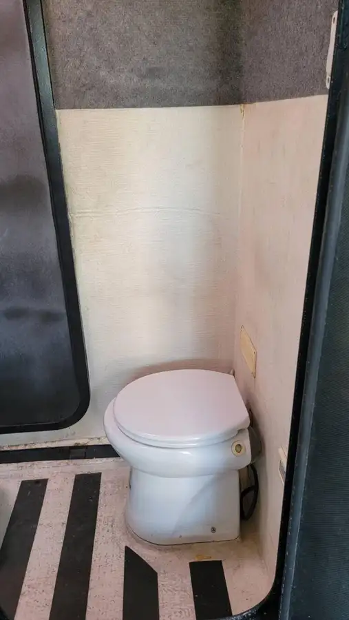 Ọkọ̀ ojú omi tí ó mú àwọn ìkọ́kọ̀ fún tà