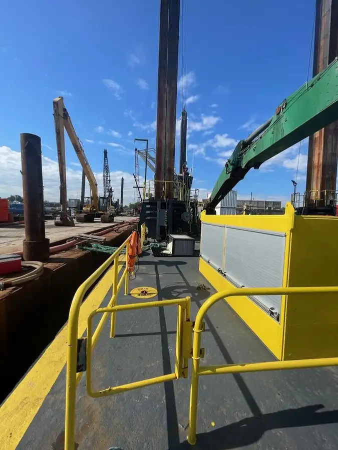 Ọkọ̀ ojú omi tí ó mú ìdọ̀tí fún tà
