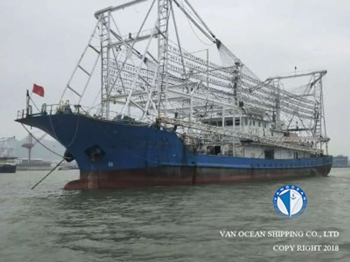 Ọkọ̀ tí ó mú ẹja squid fún tà