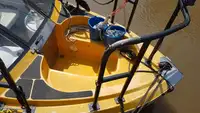 Ọkọ̀ ojú omi ìrìn-àjò tí ó mú àwọn ọkọ̀ fún tà
