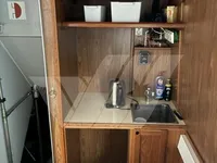 Ọkọ̀ ojú omi ìrìn-àjò tí ó mú àwọn ọkọ̀ fún tà
