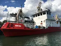 Ọkọ̀ ojú omi tí ó mú ìdọ̀tí fún tà